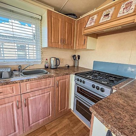 Lovely 6 Berth Caravan At Naze Marine Holiday Park In Essex Ref 17003C Walton-on-the-Naze Exteriér fotografie