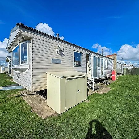 Lovely 6 Berth Caravan At Naze Marine Holiday Park In Essex Ref 17003C Walton-on-the-Naze Exteriér fotografie