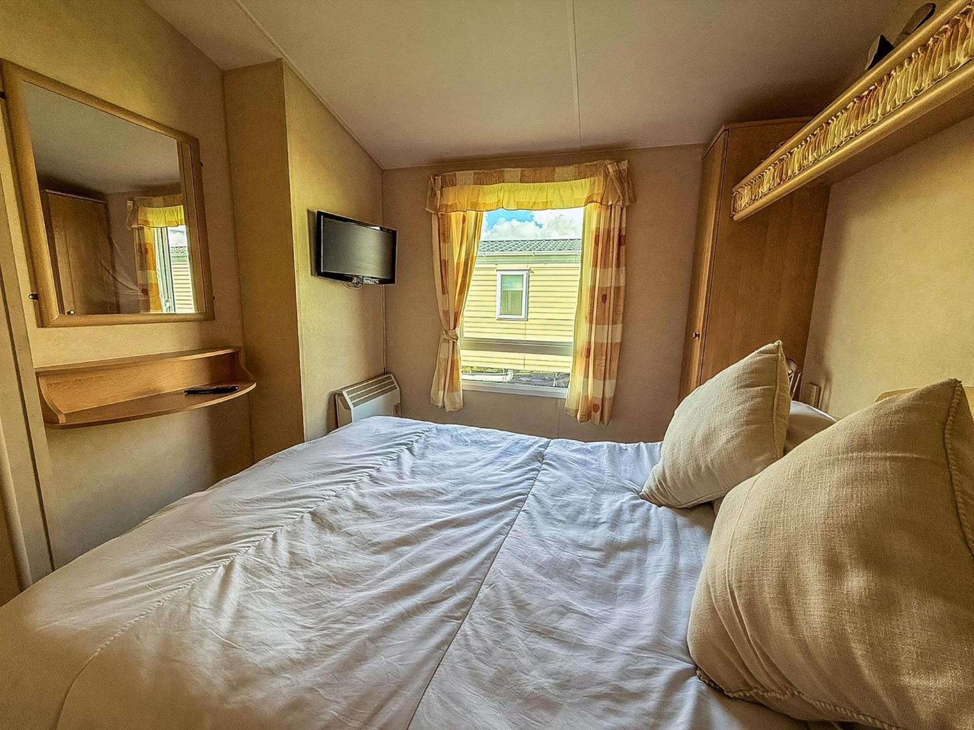 Lovely 6 Berth Caravan At Naze Marine Holiday Park In Essex Ref 17003C Walton-on-the-Naze Exteriér fotografie