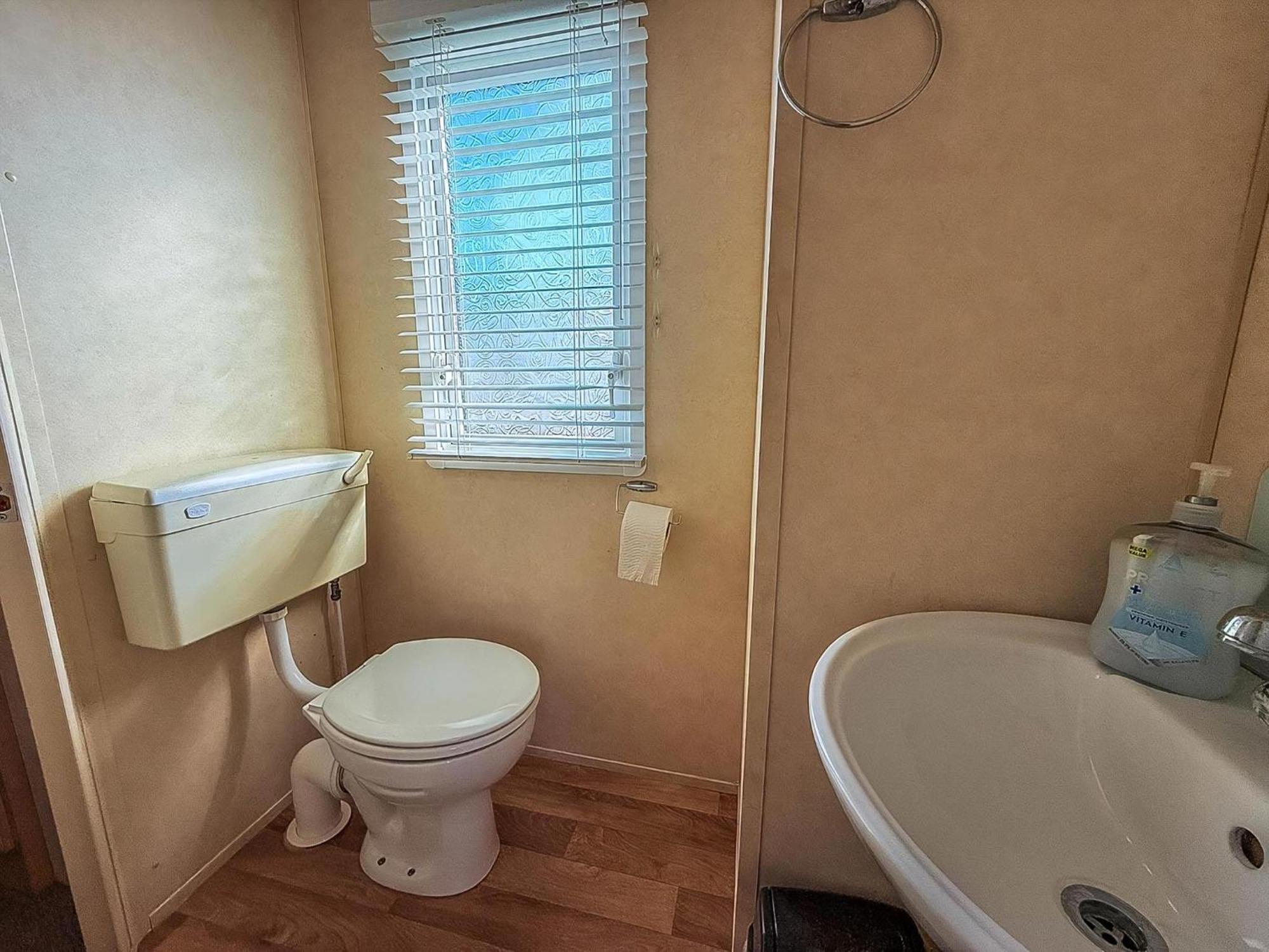 Lovely 6 Berth Caravan At Naze Marine Holiday Park In Essex Ref 17003C Walton-on-the-Naze Exteriér fotografie