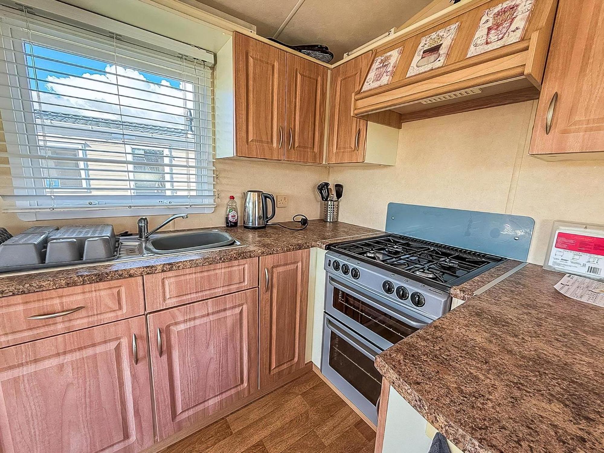 Lovely 6 Berth Caravan At Naze Marine Holiday Park In Essex Ref 17003C Walton-on-the-Naze Exteriér fotografie