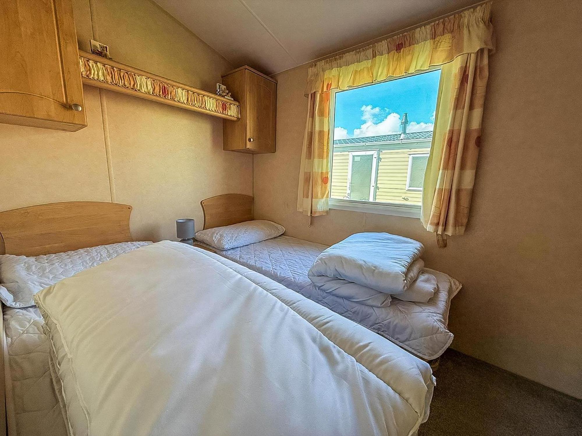 Lovely 6 Berth Caravan At Naze Marine Holiday Park In Essex Ref 17003C Walton-on-the-Naze Exteriér fotografie