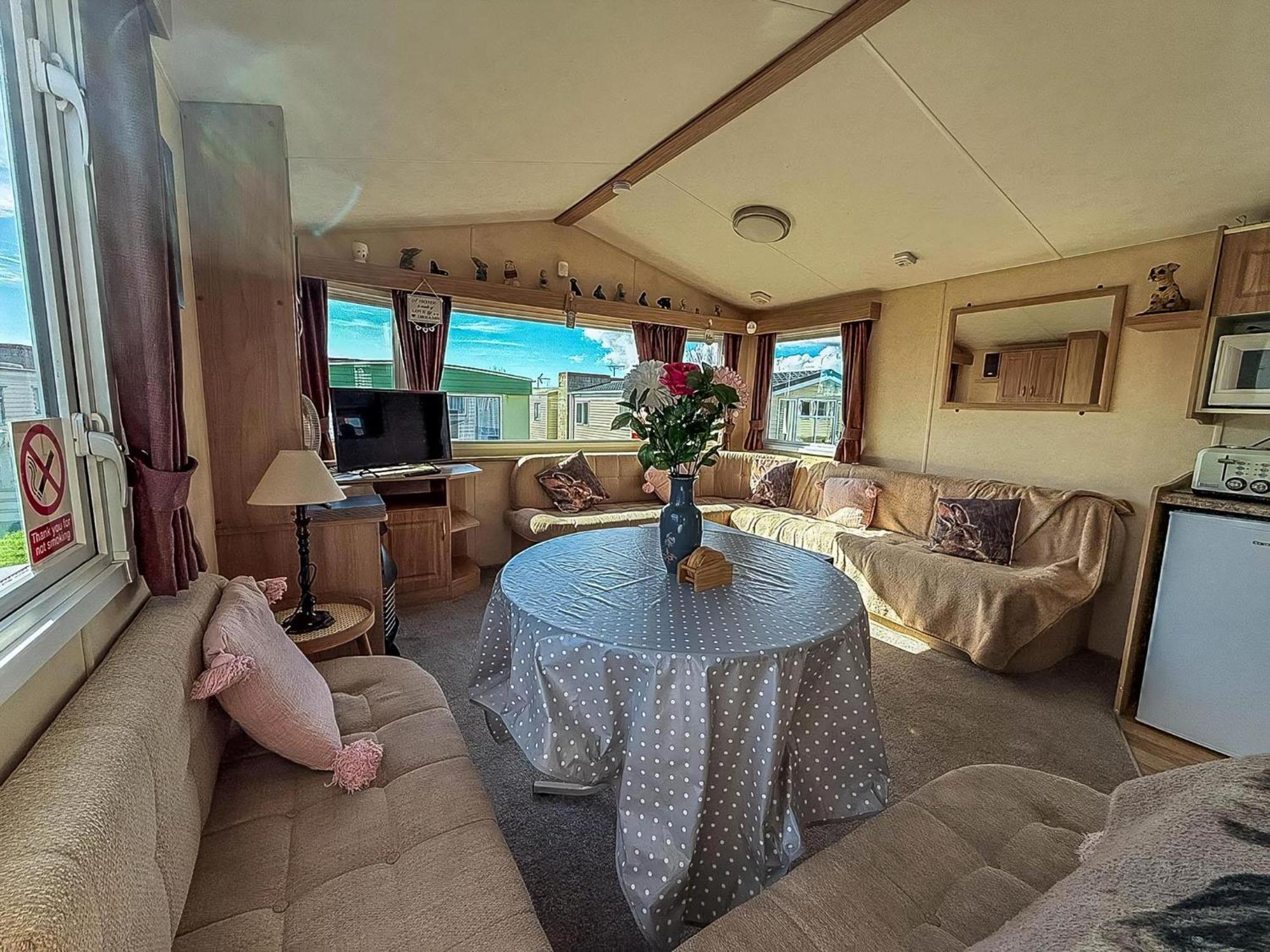 Lovely 6 Berth Caravan At Naze Marine Holiday Park In Essex Ref 17003C Walton-on-the-Naze Exteriér fotografie